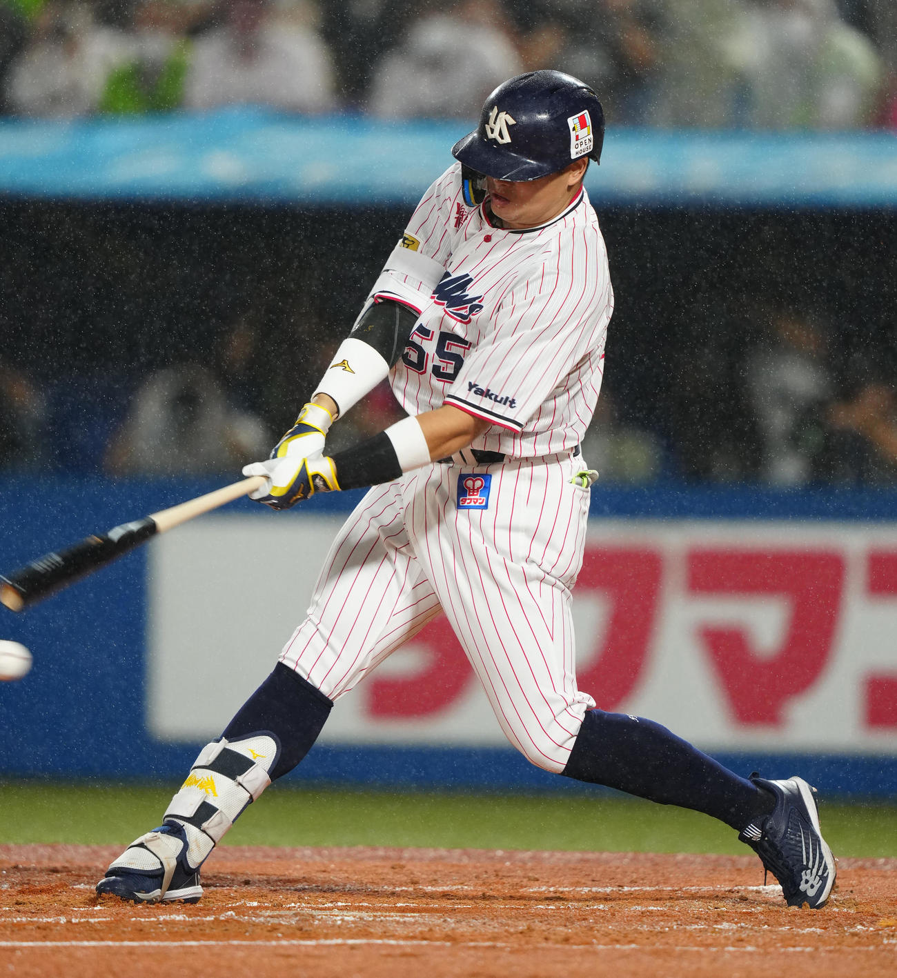 ヤクルト対DeNA 1回裏ヤクルト2死、空振り三振に倒れる村上（撮影・江口和貴）