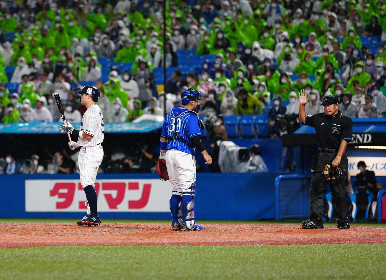 ヤクルト対DeNA 3回裏ヤクルト1死二、三塁、申告敬遠で一塁に歩かされる村上（左）（撮影・江口和貴）
