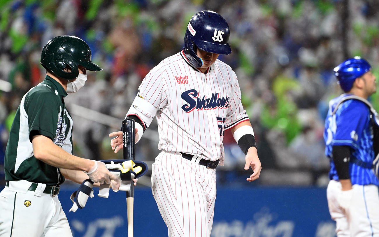 ヤクルト対DeNA 3回裏ヤクルト1死二、三塁、申告敬遠で出塁する村上（撮影・たえ見朱実）