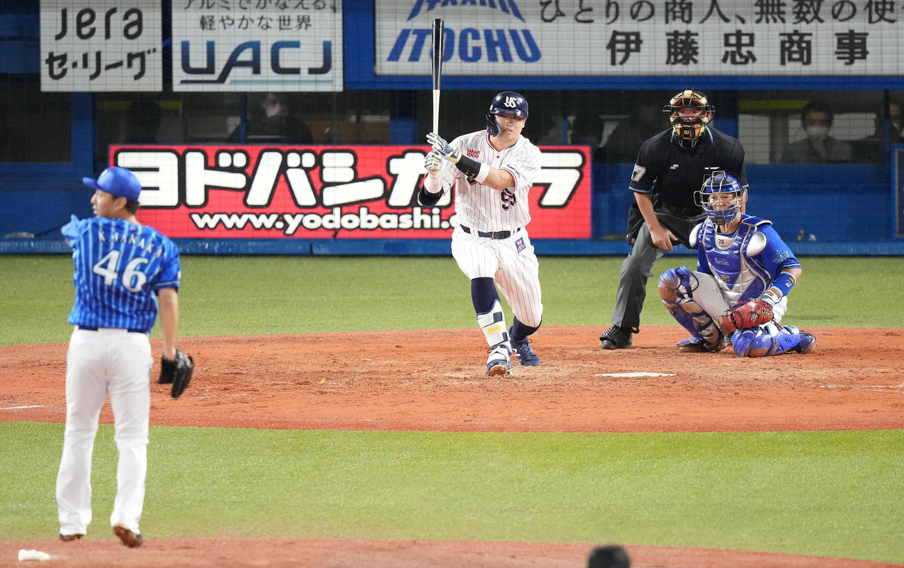 ヤクルト対DeNA 5回裏ヤクルト1死一塁、中二塁打を放つ村上。投手田中健（撮影・鈴木みどり）