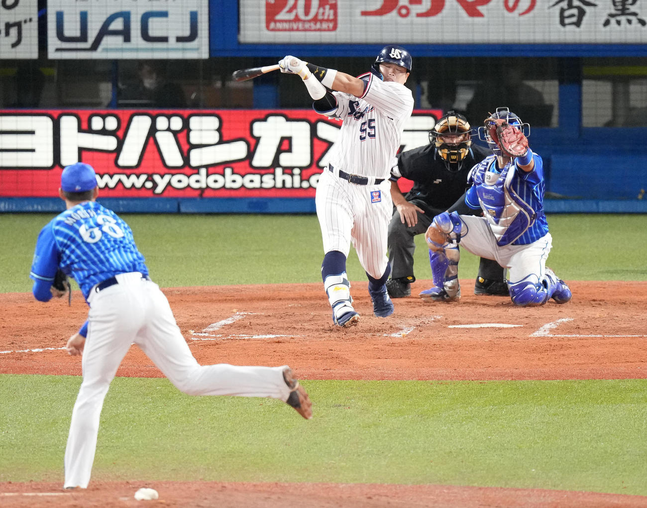 ヤクルト対DeNA 6回裏ヤクルト2死二塁、空振り三振に倒れる村上。投手森原（撮影・鈴木みどり）