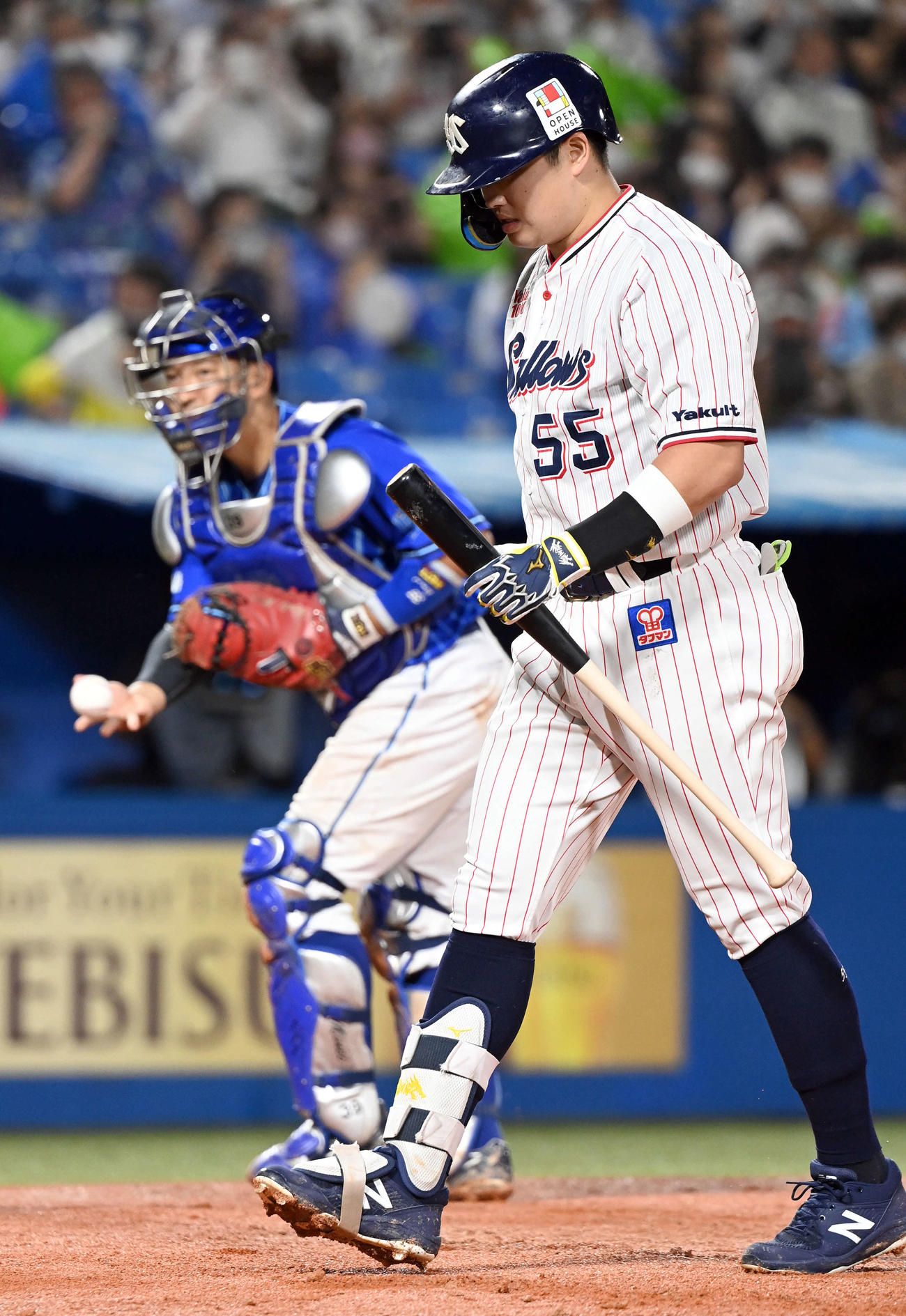 ヤクルト対DeNA 6回裏ヤクルト2死二塁、空振り三振に倒れる村上（撮影・たえ見朱実）