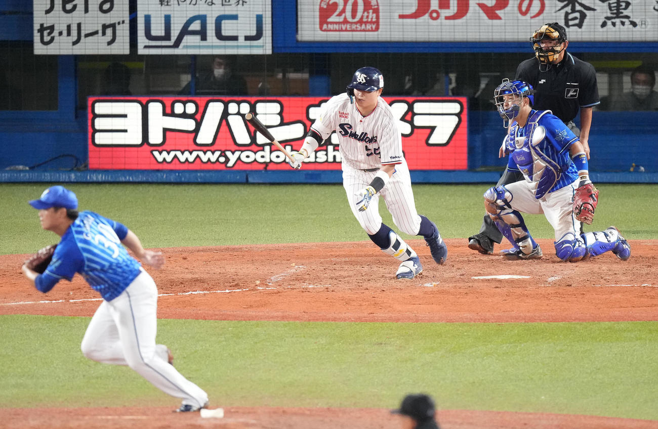 ヤクルト対DeNA 8回裏ヤクルト2死一塁、一ゴロに倒れる村上。投手三浦（撮影・鈴木みどり）