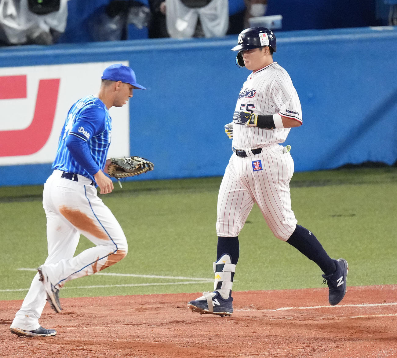 ヤクルト対DeNA 8回裏ヤクルト2死一塁、一ゴロに倒れる村上。一塁手ソト（撮影・鈴木みどり）