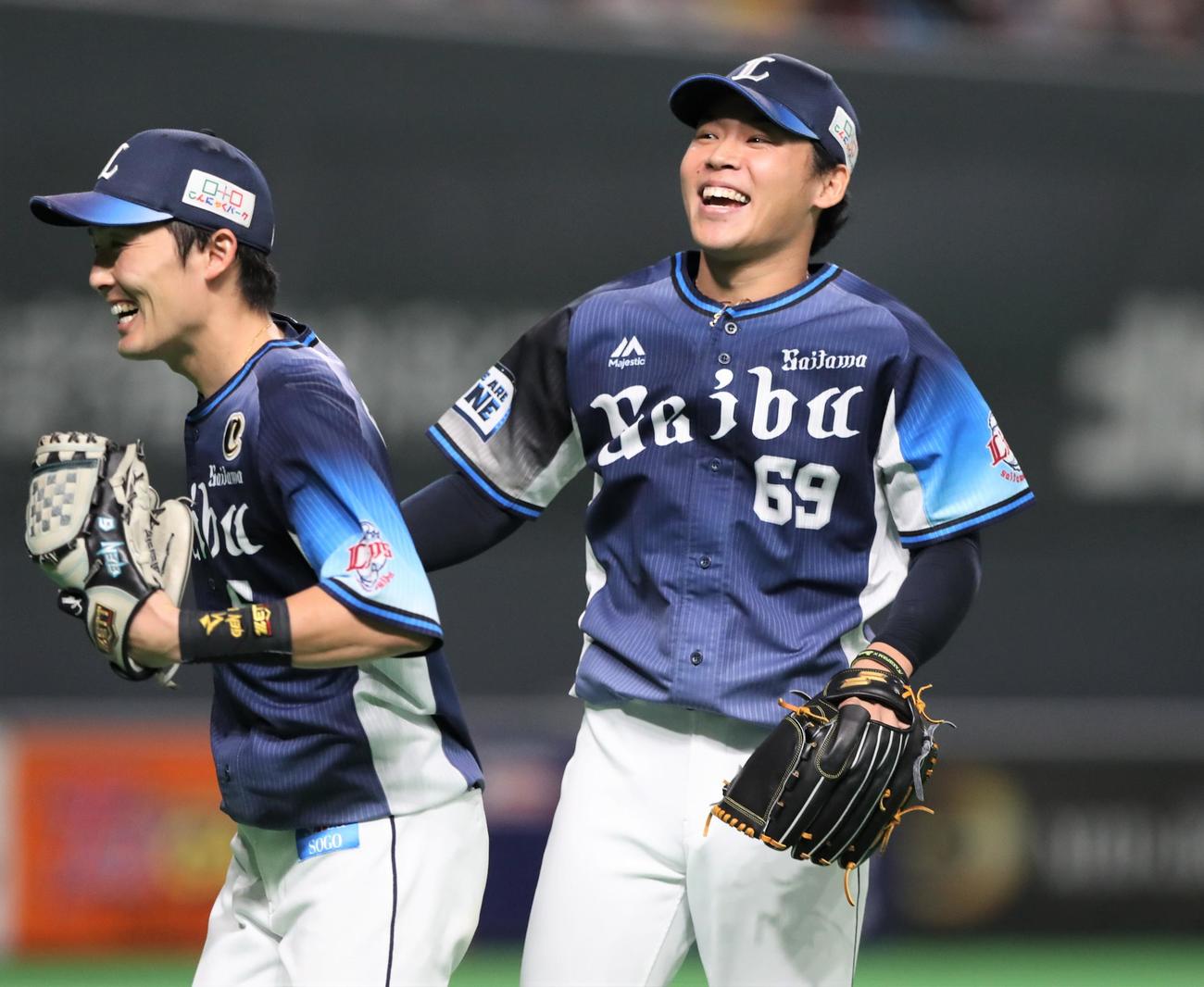 日本ハム対西武　7回裏日本ハム2死二、三塁、杉谷を一直に抑え笑顔の水上（右）（撮影・黒川智章）