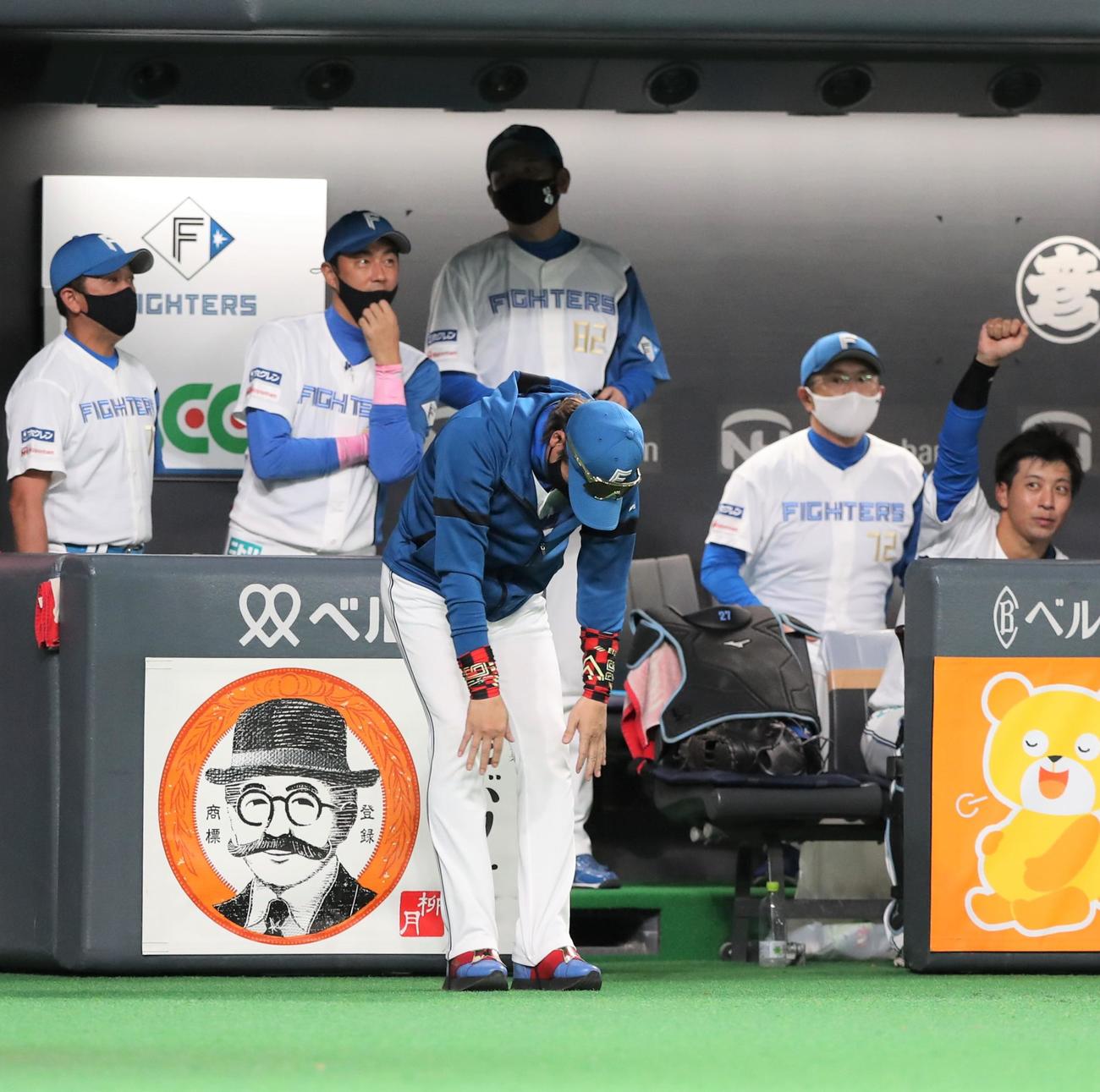 日本ハム対西武　7回裏2死二塁、木村の中前打で二塁走者が生還できず肩を落とす新庄監督（撮影・黒川智章）