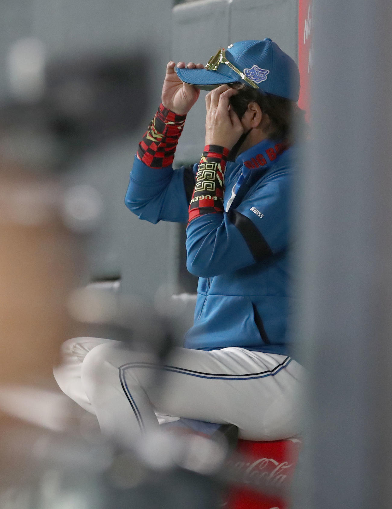 日本ハム対西武　頭をかく新庄監督（撮影・佐藤翔太）