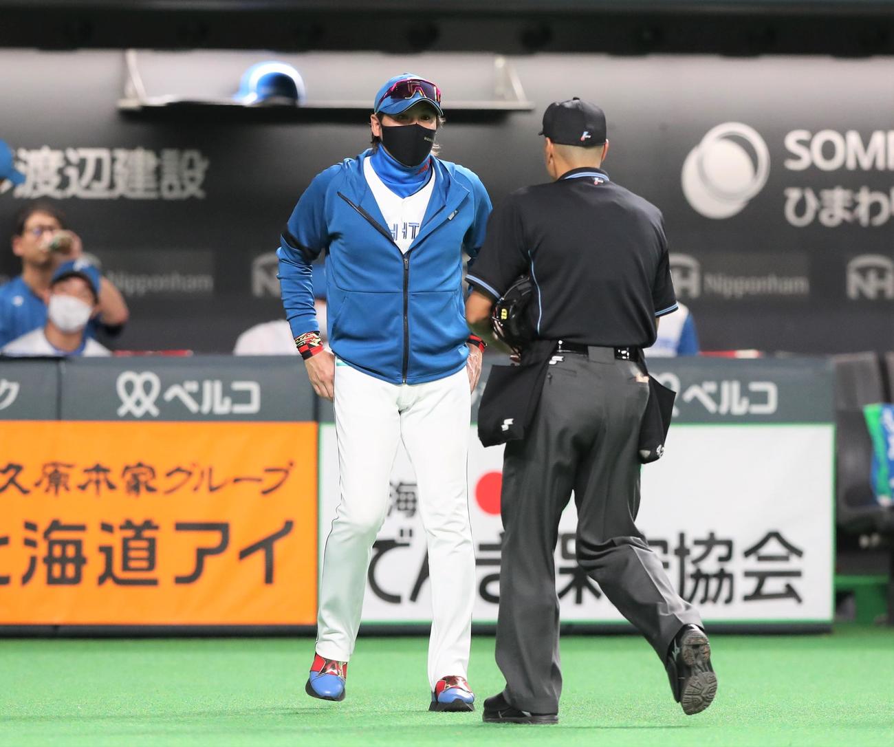 日本ハム対西武　5回表、投手交代を告げる新庄監督（撮影・黒川智章）