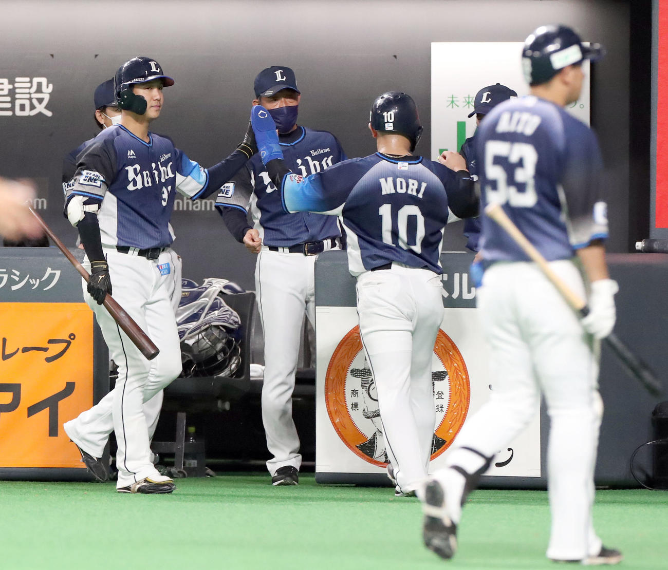 日本ハム対西武　5回表西武1死三塁、辻監督（中央後方）は栗山の右前適時打で生還した森を出迎える（撮影・佐藤翔太）