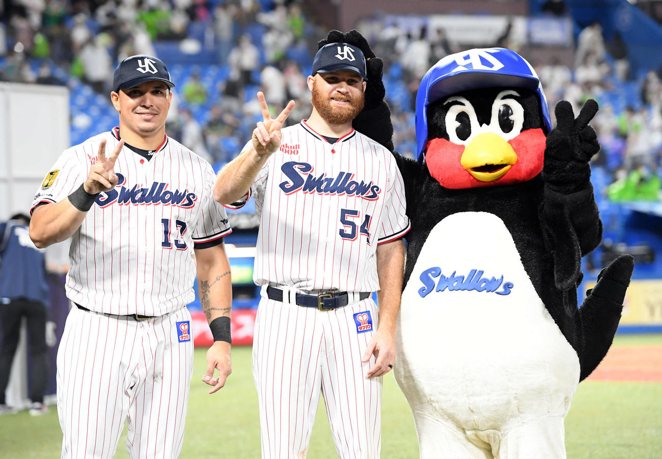 ヤクルト対DeNA　ヒーローインタビューを終え笑顔で記念撮影に納まるヤクルトのオスナ（左）とサイスニード（撮影・たえ見朱実）