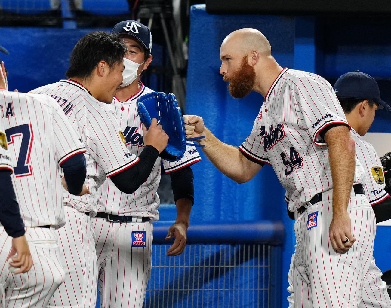 ヤクルト対DeNA 8回表終了後、ベンチに引き揚げるヤクルト2番手の清水（左）とタッチを交わす先発のサイスニード（撮影・江口和貴）