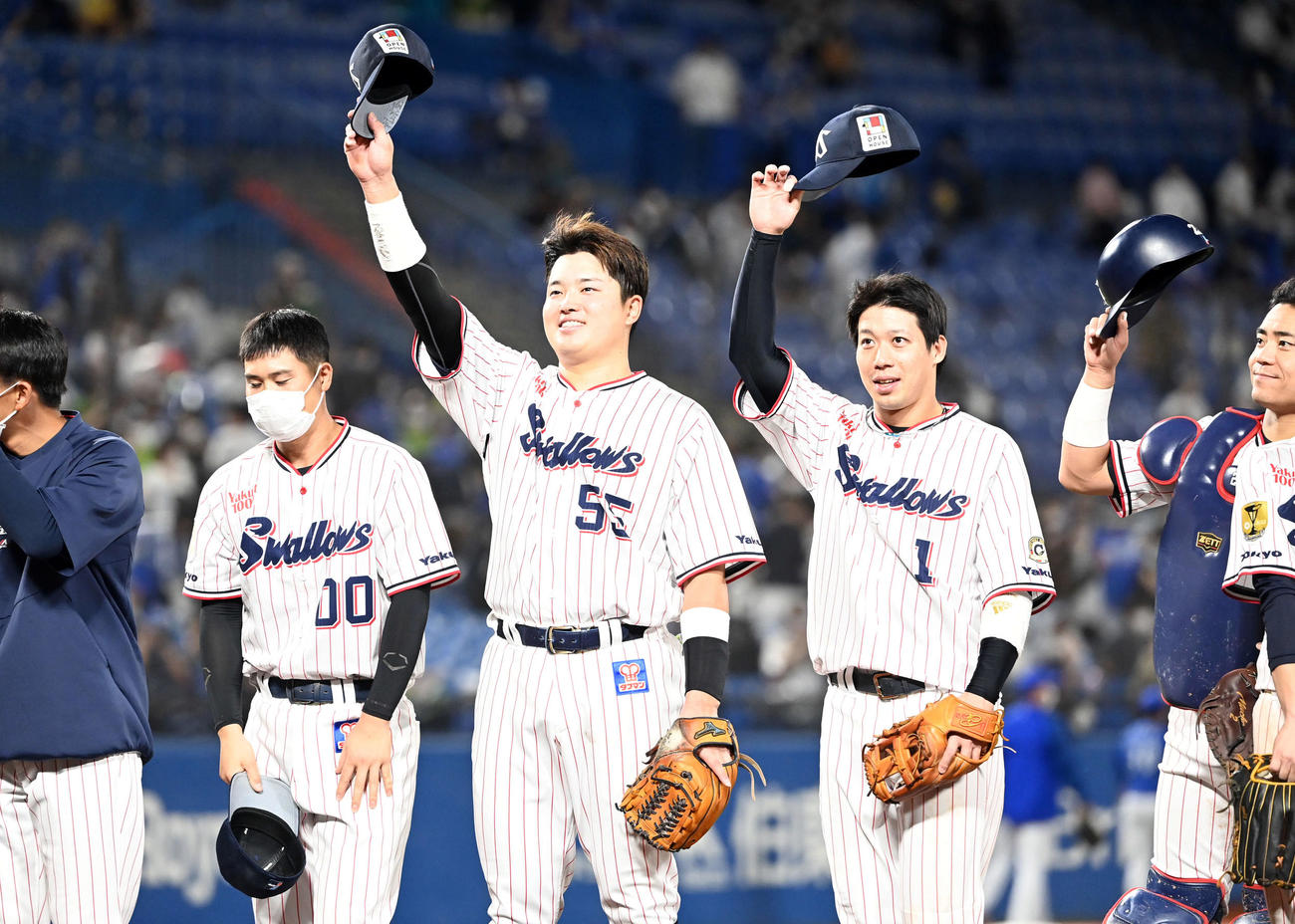 M2とし笑顔を見せるヤクルト村上（中央左）と山田（同右）（撮影・たえ見朱実）