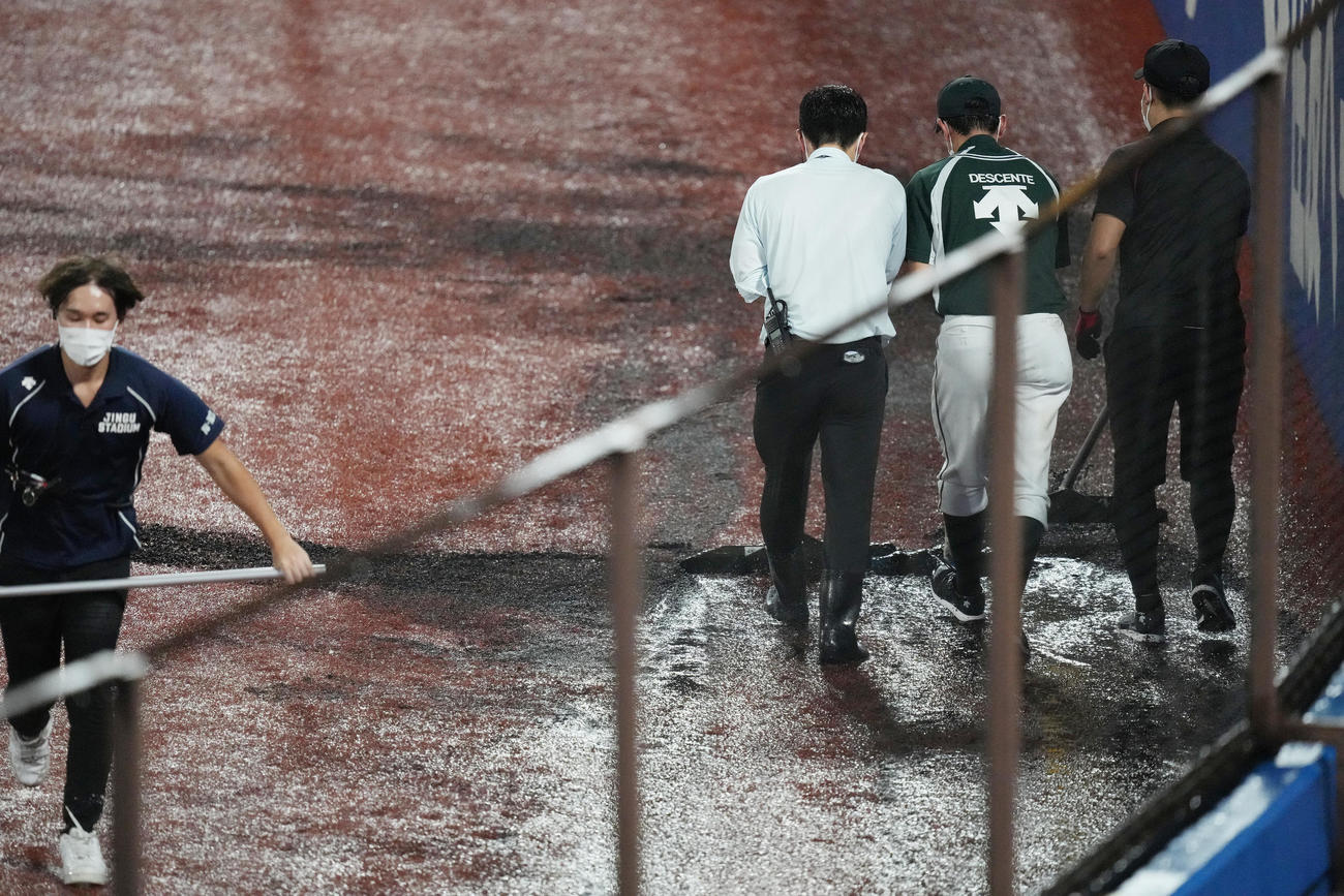 ヤクルト対DeNA　外野の水たまりの排水作業を頑張るスタッフ（撮影・鈴木みどり）