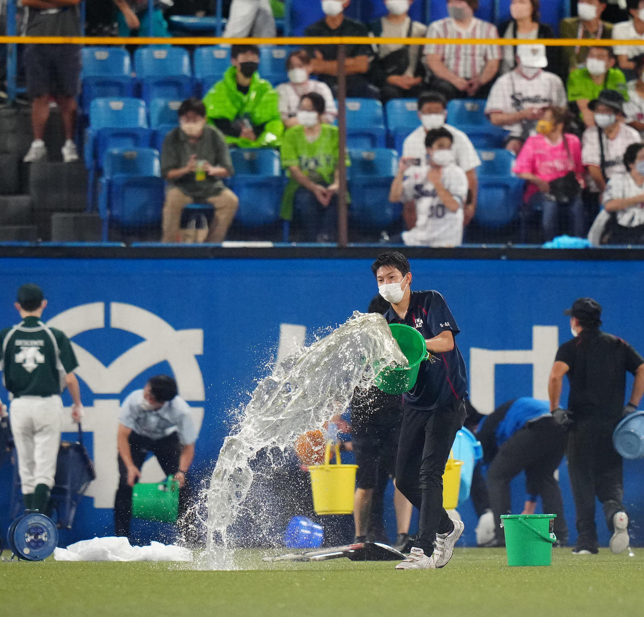 ヤクルト対DeNA　試合前、外野にたまった雨水の排水作業を行うスタッフ（撮影・江口和貴）