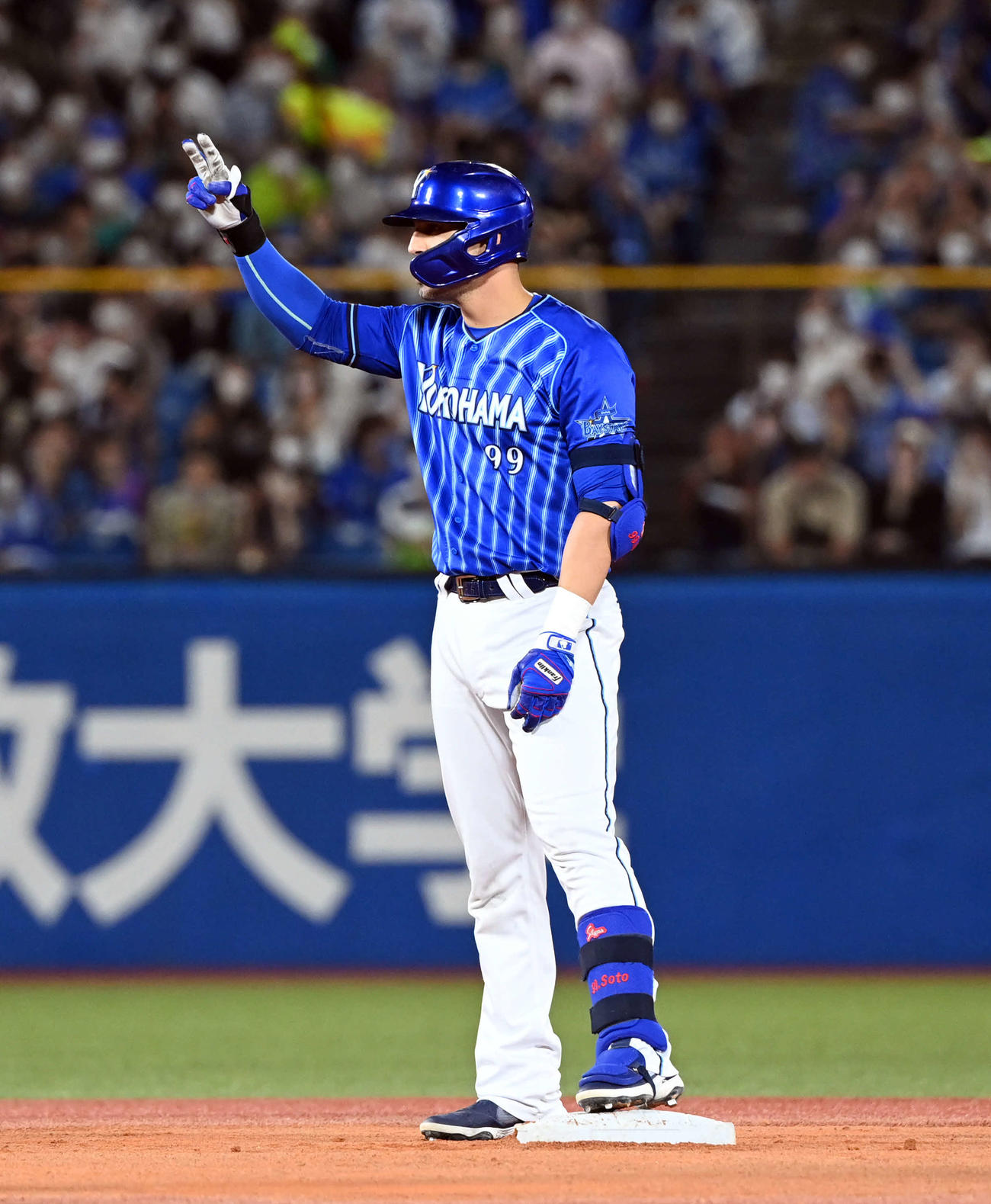 ヤクルト対DeNA 5回表DeNA1死、中越えに二塁打を放ったソト（撮影・たえ見朱実）