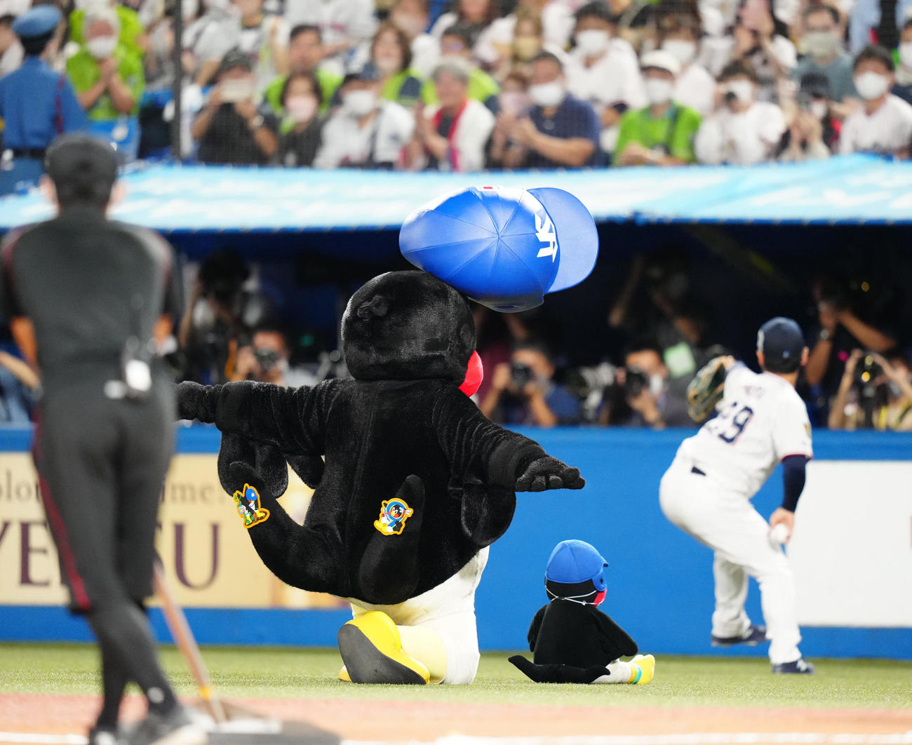 ヤクルト対DeNA 5回裏終了後、空中くるりんぱを失敗するヤクルトつば九郎（撮影・江口和貴）