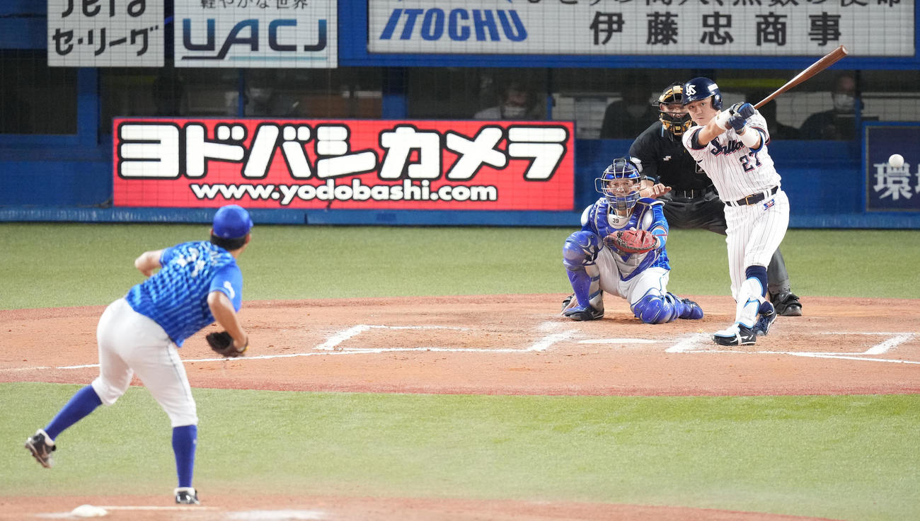 ヤクルト対DeNA 7回裏ヤクルト1死、左前打を放つ中村。投手今永（撮影・鈴木みどり）