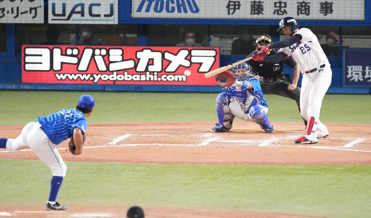 ヤクルト対DeNA 7回裏ヤクルト1死一塁、右前打を放つサンタナ。投手今永（撮影・鈴木みどり）