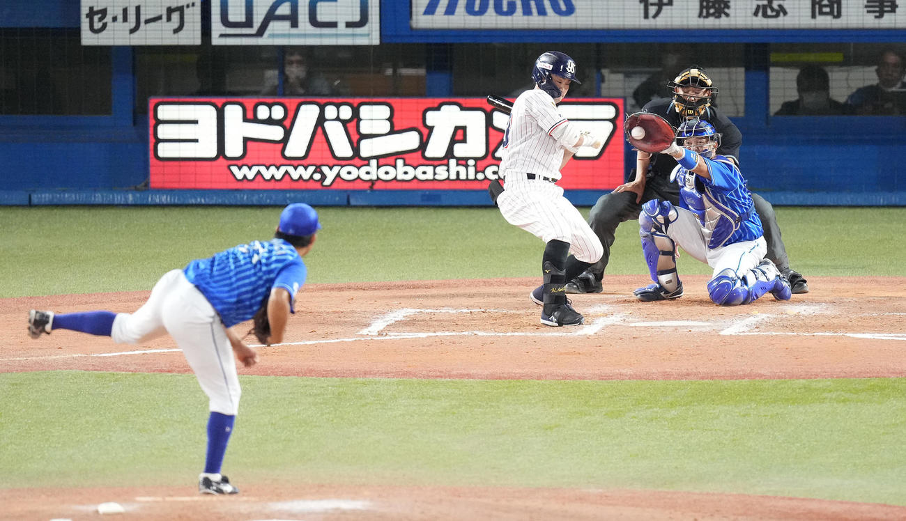 ヤクルト対DeNA 7回裏ヤクルト2死一、二塁、四球を選ぶ代打青木。投手今永（撮影・鈴木みどり）