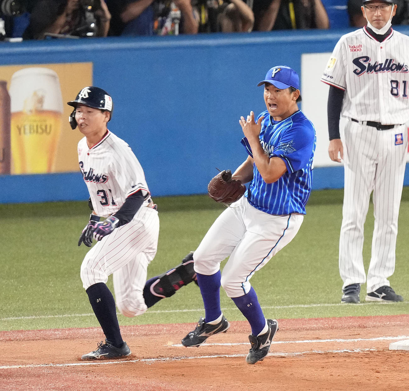 ヤクルト対DeNA 7回裏ヤクルト2死満塁、山崎を一ゴロに仕留め、ガッツポーズする今永（撮影・鈴木みどり）