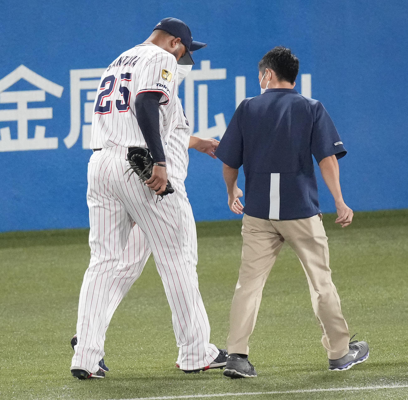 ヤクルト対DeNA 8回表DeNA2死三塁、打者牧の時、治療のためベンチへ下がりそのまま交代となる右翼手サンタナ（撮影・鈴木みどり）