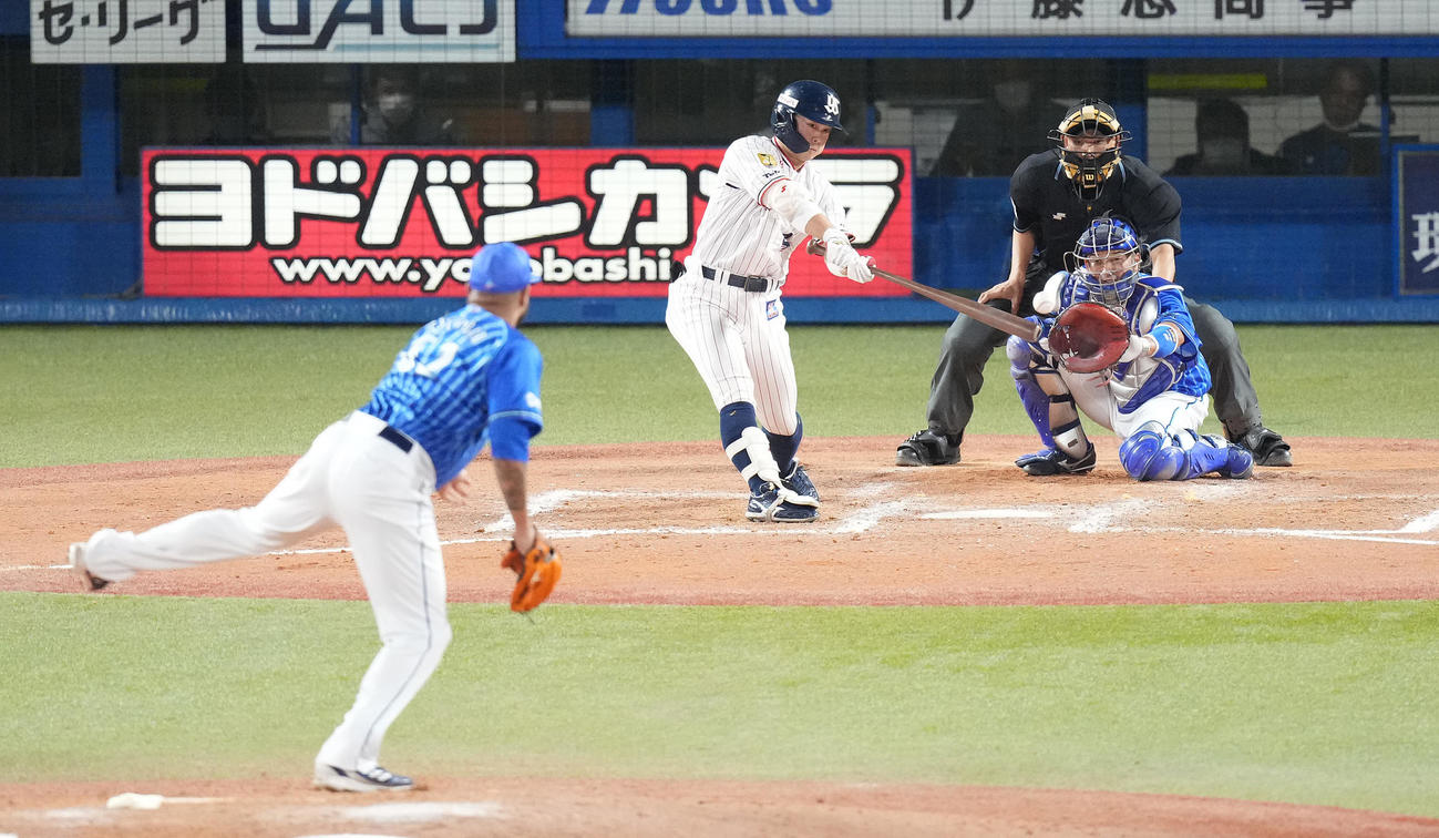 ヤクルト対DeNA 9回裏ヤクルト1死二塁、サヨナラ打を放つ丸山。投手エスコバー（撮影・鈴木みどり）