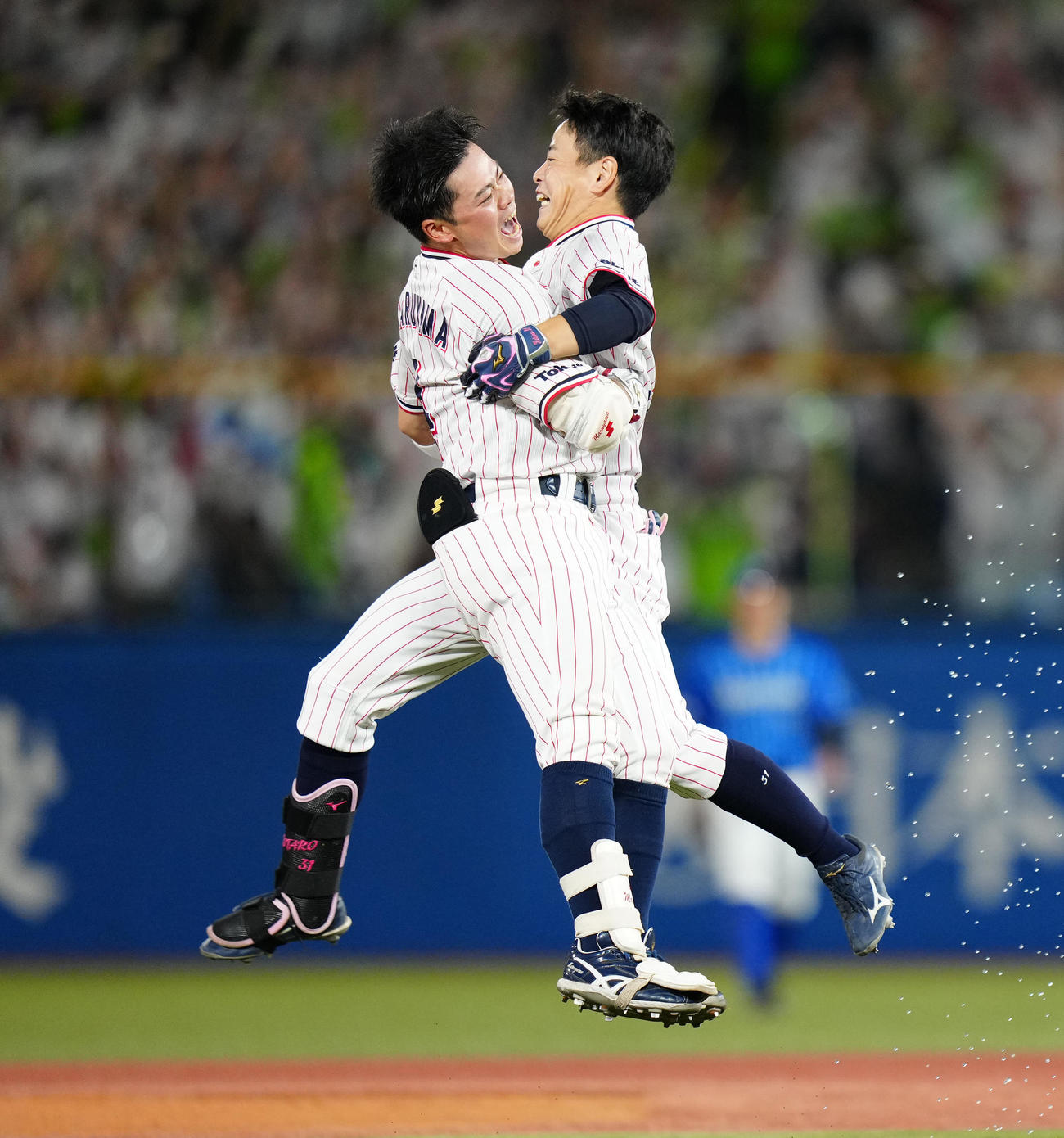 ヤクルト対DeNA 9回裏ヤクルト1死二塁、サヨナラ適時二塁打を放ち、山崎（右）と歓喜する丸山和（撮影・江口和貴）