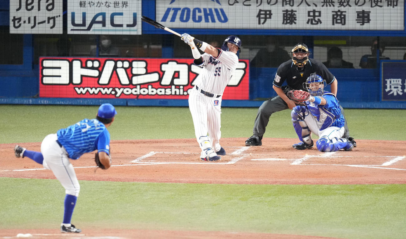ヤクルト対DeNA 1回裏ヤクルト2死一塁、空振り三振に倒れる村上。投手今永（撮影・鈴木みどり）