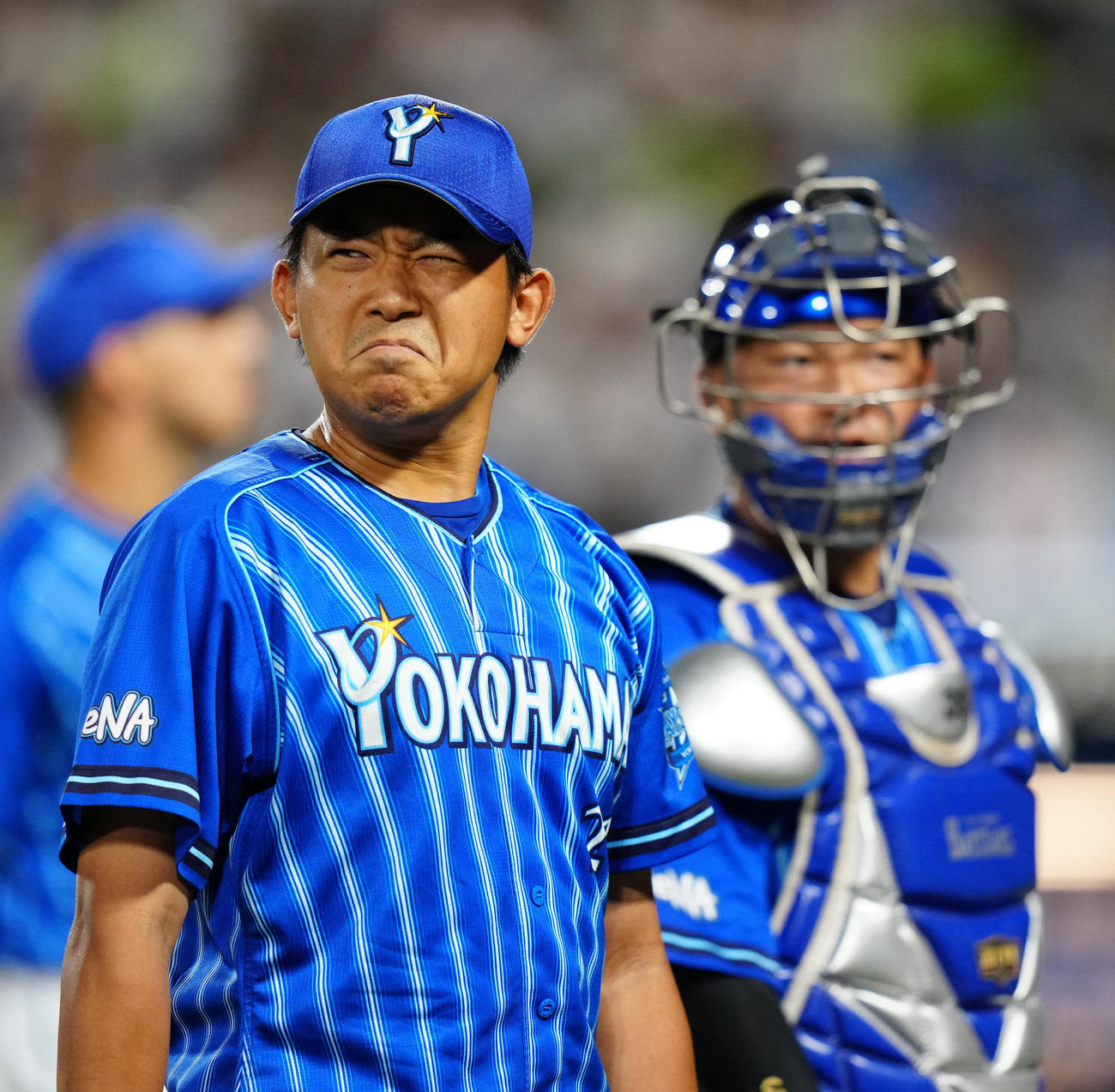 ヤクルト対DeNA 2回裏終了後、厳しい表情でベンチに引き揚げるDeNA先発の今永。右は捕手嶺井（撮影・江口和貴）