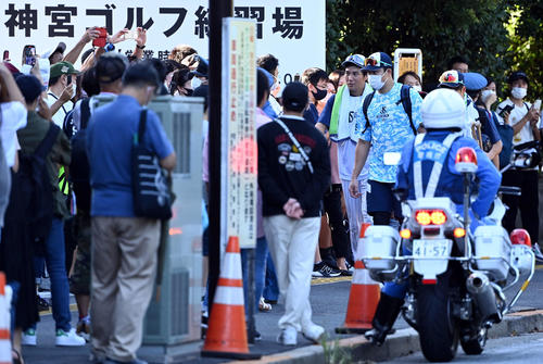 ヤクルト対DeNA 白バイが見守る?中、練習場から球場へ向かうヤクルト村上(撮影・たえ見朱実)