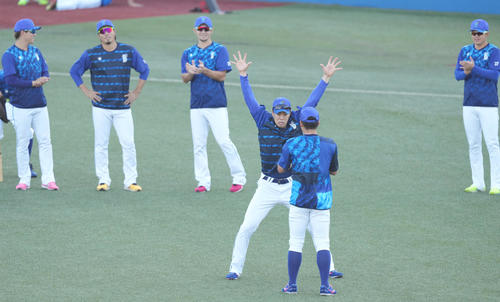 ヤクルト対DeNA 試合前練習で盛り上げるヤクルト入江(中央)(撮影・鈴木みどり)