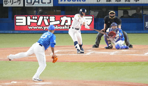 ヤクルト対DeNA 9回裏ヤクルト1死二塁、サヨナラ打を放つ丸山。投手エスコバー(撮影・鈴木みどり)