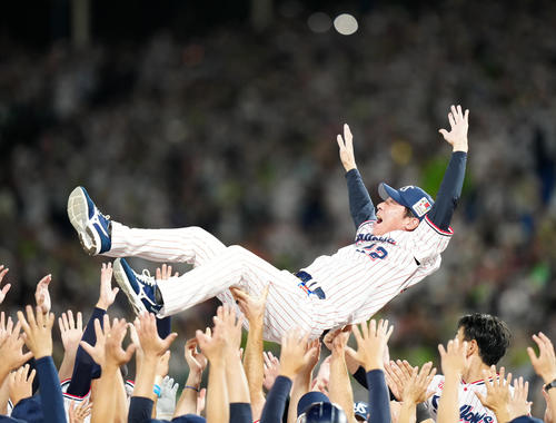 ヤクルト対DeNA セ・リーグ優勝を決め、胴上げされるヤクルト高津監督(撮影・江口和貴)