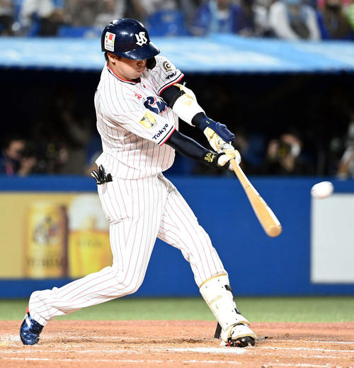 ヤクルト対DeNA 3回裏ヤクルト2死、二塁打を放つ山田(撮影・たえ見朱実)