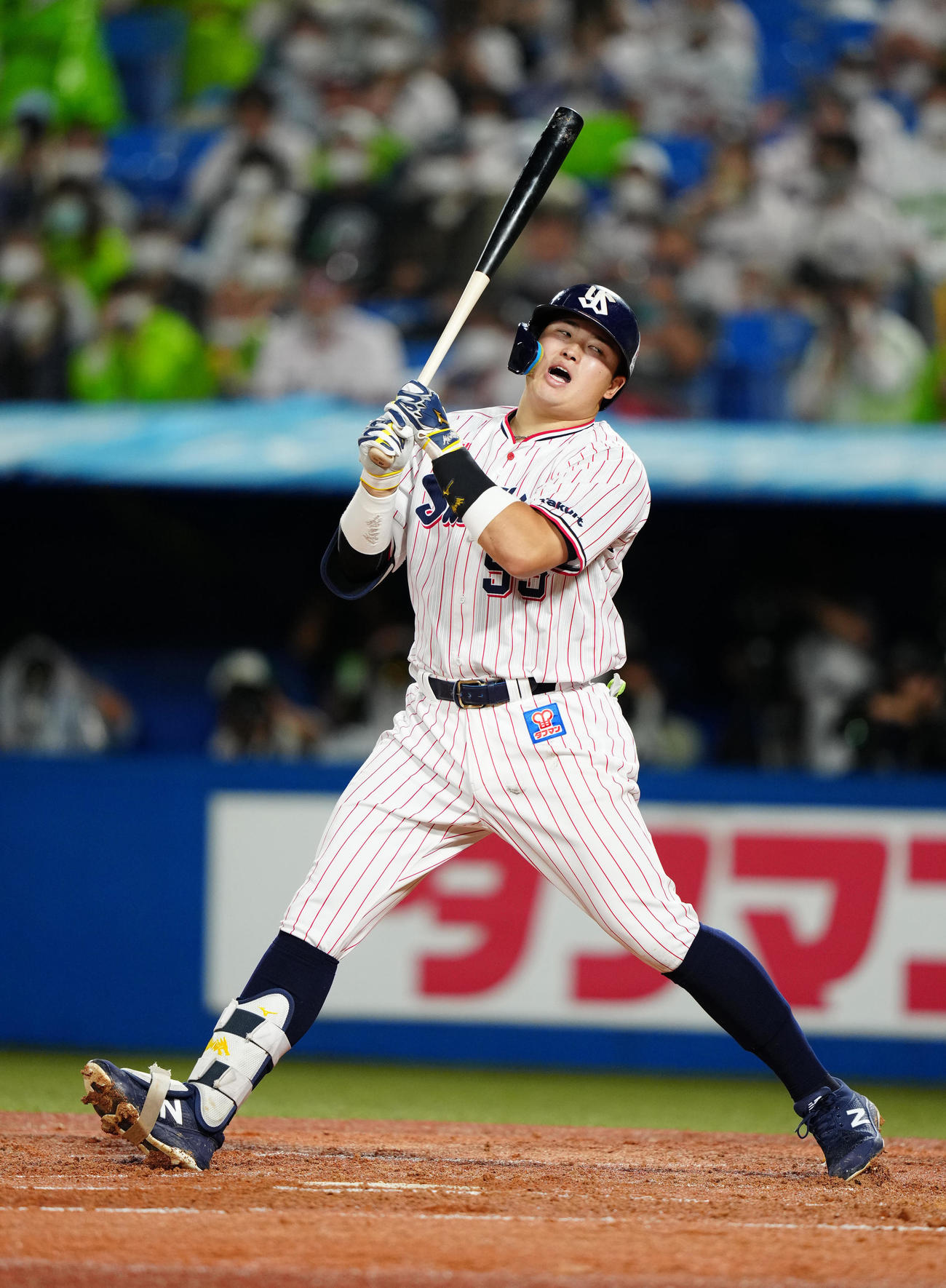 6回裏ヤクルト2死二塁、空振り三振に倒れ、悔しい表情の村上（撮影・江口和貴）