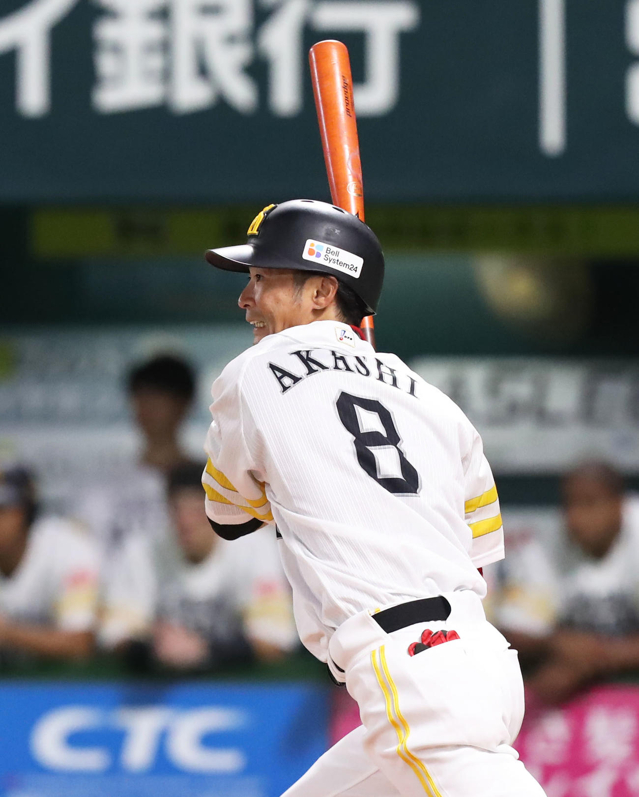 24日、ソフトバンク明石は現役最後の打席で内野安打を放つ