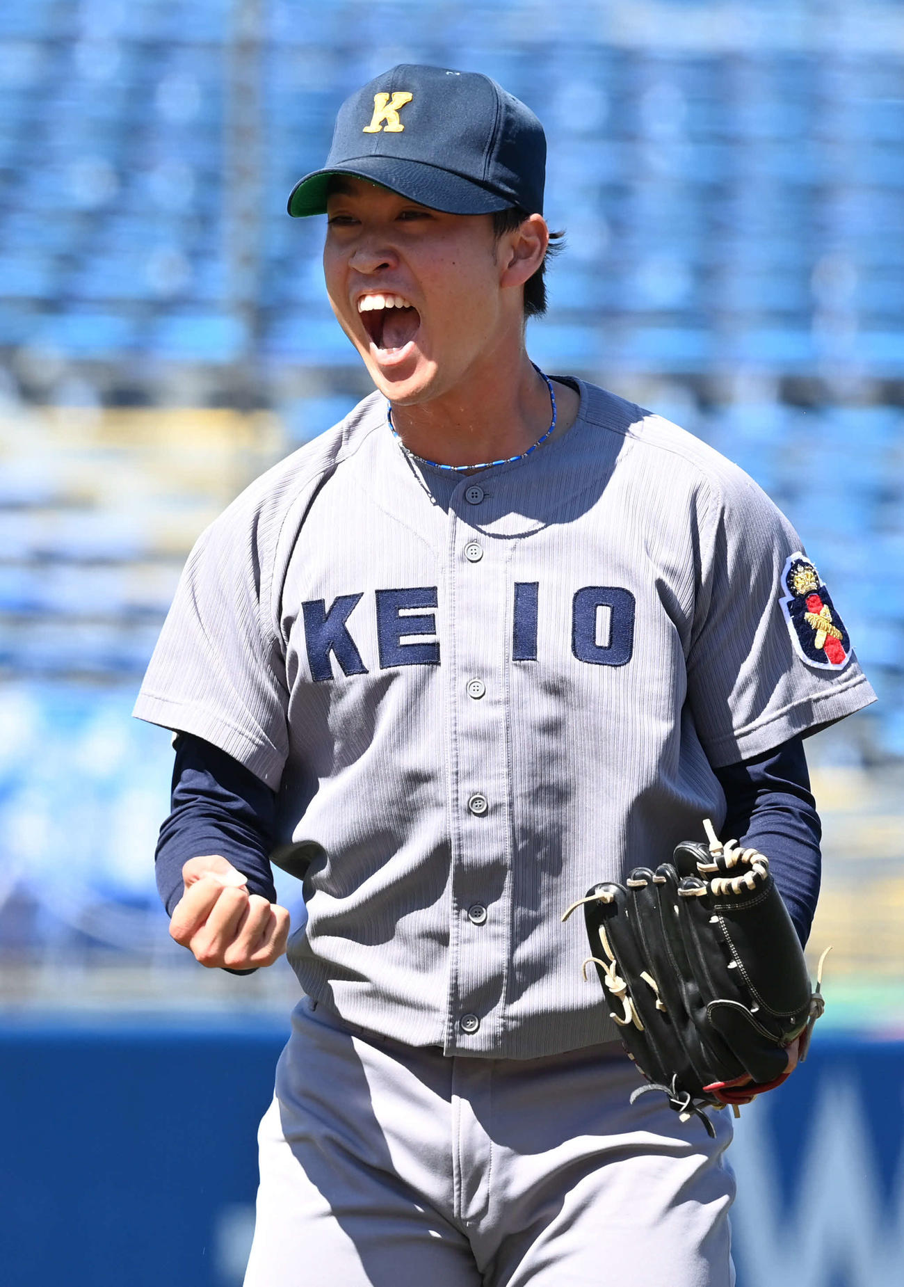 立大対慶大　8回表立大2死二、三塁、橋本は山田を遊ゴロに仕留めてガッツポーズ（撮影・山崎安昭）