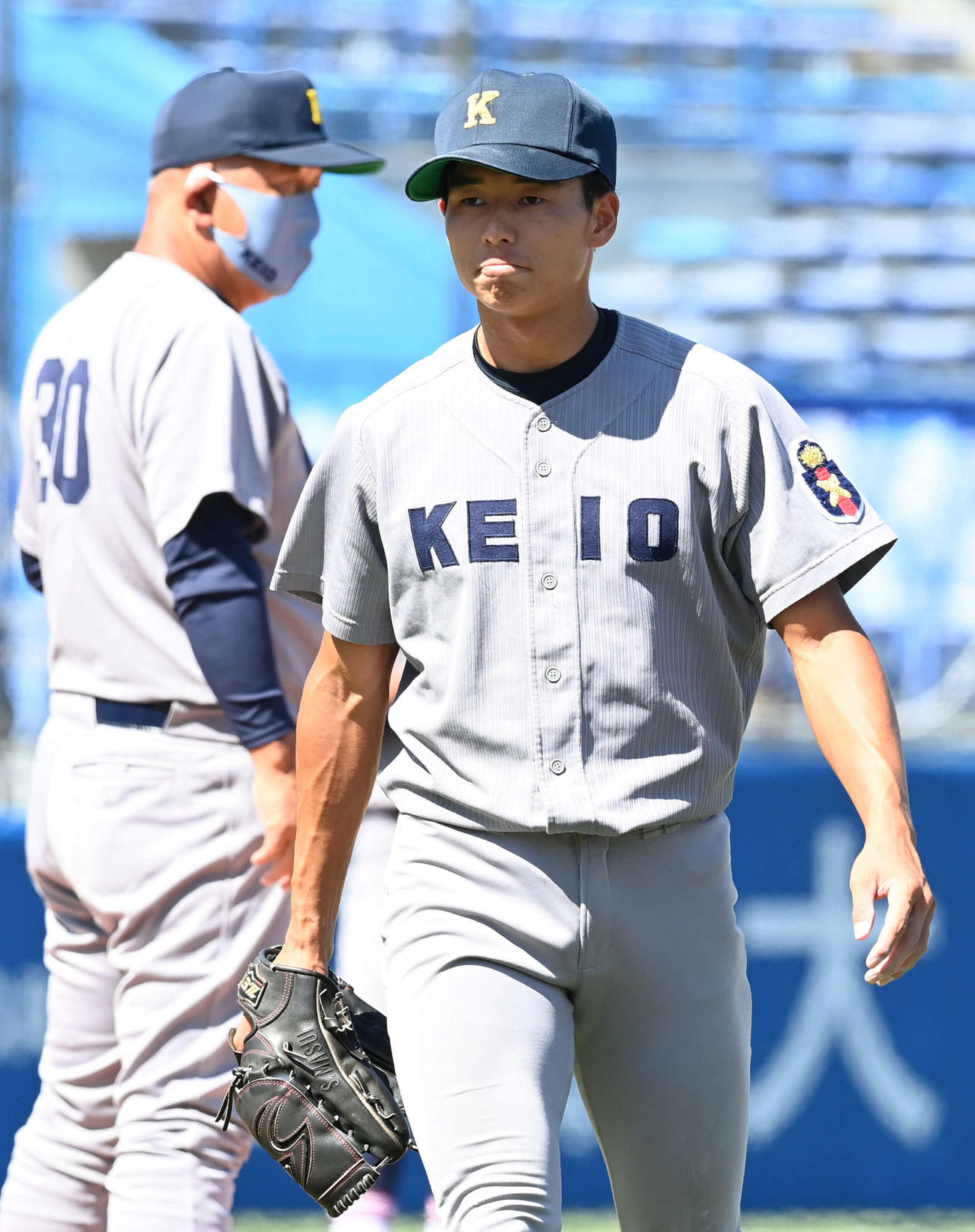 立大対慶大　7回途中、降板する慶大・増居。左は堀井監督（撮影・山崎安昭）