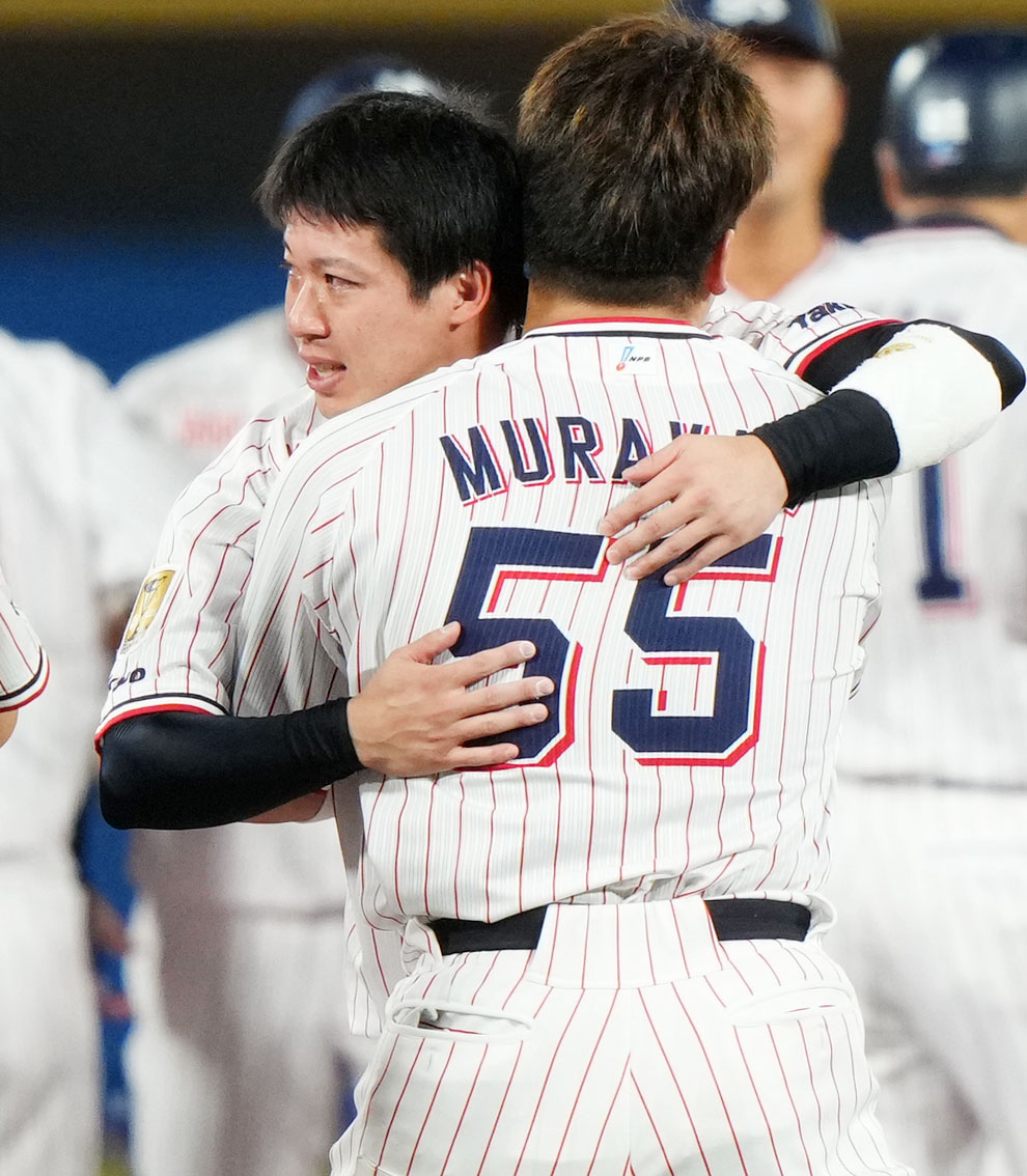 ヤクルト対DeNA 2年連続のリーグ優勝を果たし涙を流すヤクルト山田哲人（左）。右は村上（撮影・横山健太）