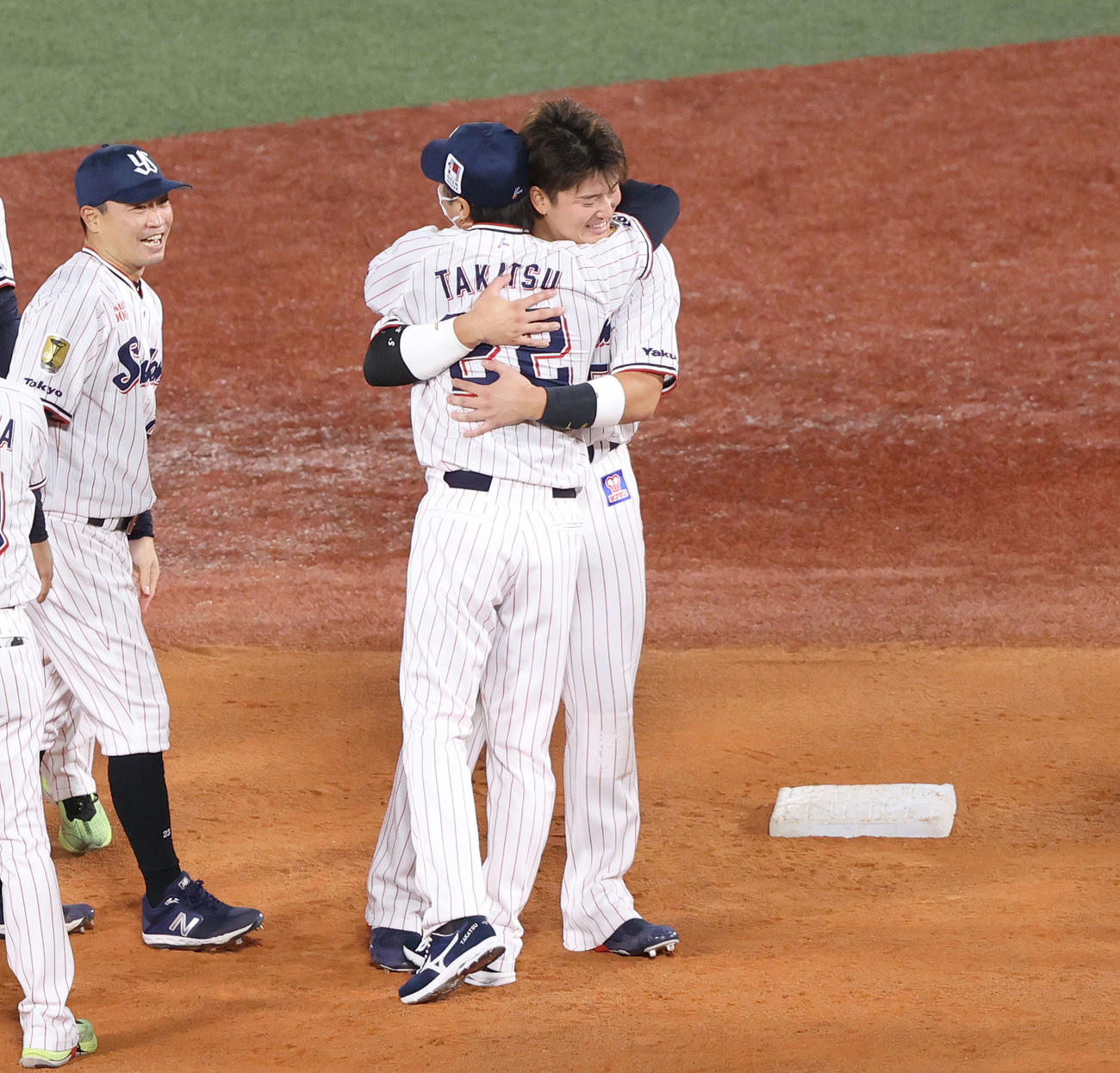ヤクルト対DeNA　セ・リーグ優勝を決め、高津監督（手前）と笑顔で抱き合う村上（撮影・河田真司）