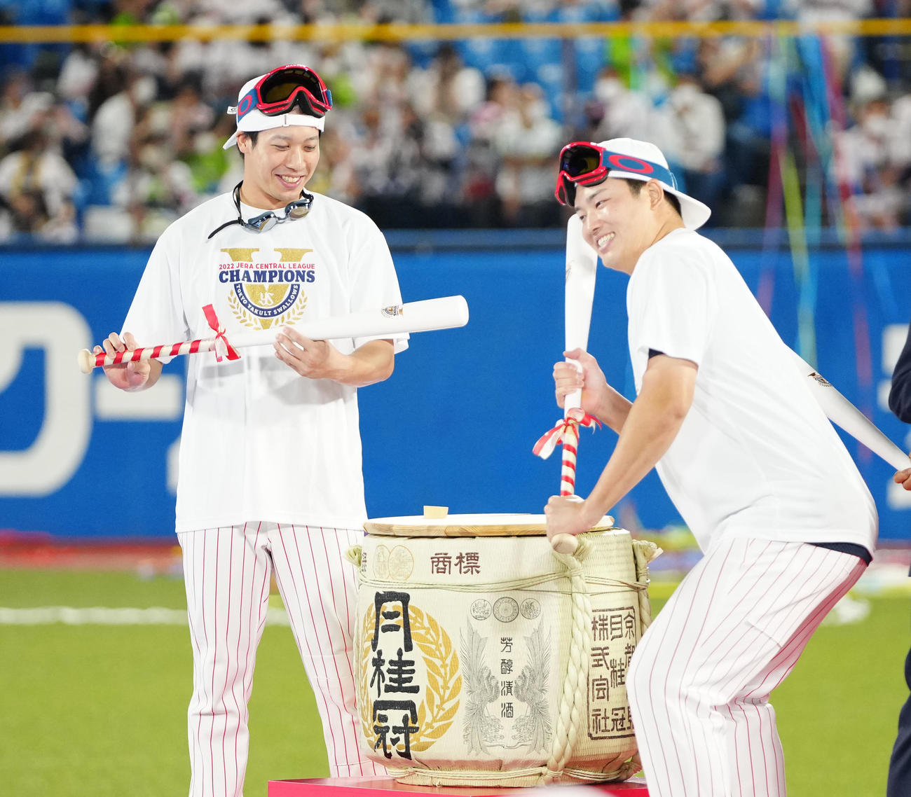 ヤクルト対DeNA　鏡開きを前に笑顔を見せるヤクルト村上（右）と山田（撮影・江口和貴）