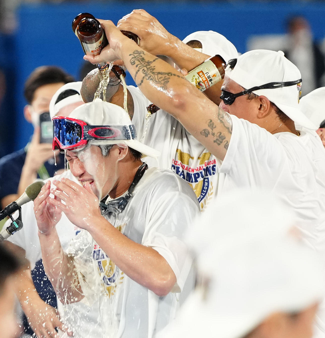 ヤクルト対DeNA　祝勝会でビールを浴びるヤクルト山田（左）（撮影・江口和貴）