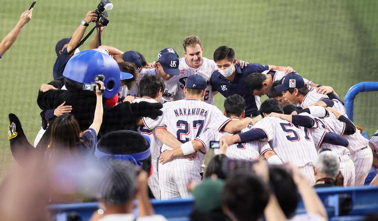 試合前、肩を組んだ円陣で声を出すヤクルト川端（右端）（撮影・足立雅史）