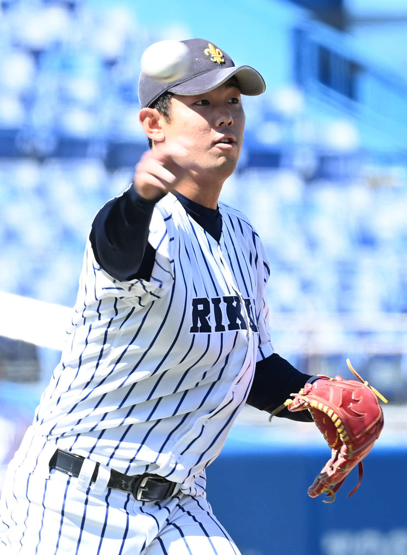立大対慶大　9回裏慶大2死、2死三塁、宮尾の投ゴロを捕球した池田は一塁へ送球（撮影・山崎安昭）