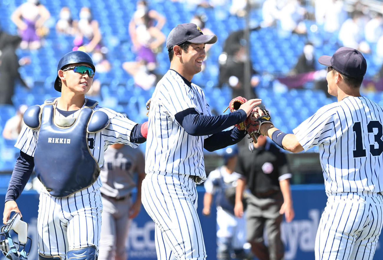 立大対慶大　9回裏慶大2死、2死三塁、宮尾を投ゴロに仕留めた池田（中央）は黒岩（左）西川晋とタッチをかわす（撮影・山崎安昭）