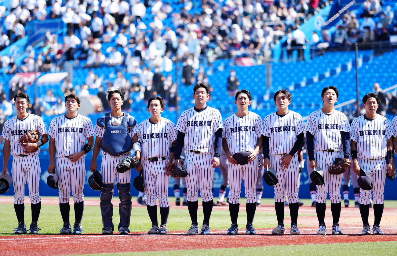 立大対慶大　慶大と引き分け、試合後に応援席へ向かって、あいさつする池田（中央）ら立大の選手たち（撮影・江口和貴）