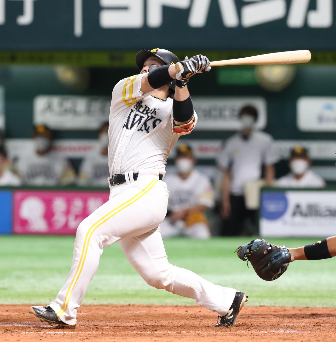 ソフトバンク対ロッテ　4回裏ソフトバンク2死一、二塁、甲斐は左越え3点本塁打を放つ（撮影・屋方直哉）