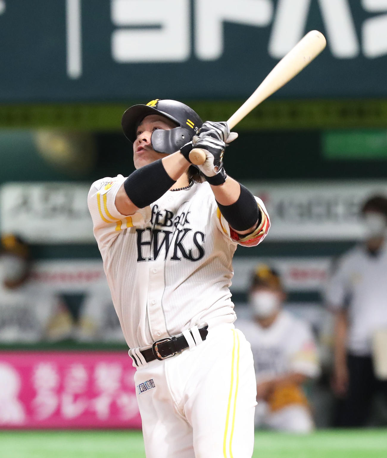 ソフトバンク対ロッテ　4回裏ソフトバンク2死一、二塁、甲斐は左越え3点本塁打を放つ（撮影・屋方直哉）