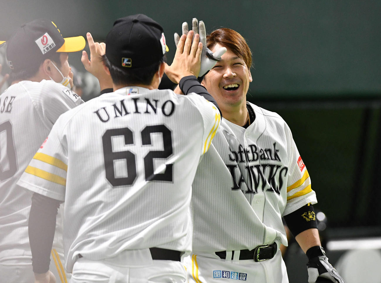 ソフトバンク対ロッテ　4回裏ソフトバンク2死一、二塁、今季1号の左越え3点本塁打を放ち、ナインと笑顔でハイタッチする甲斐（撮影・岩下翔太）