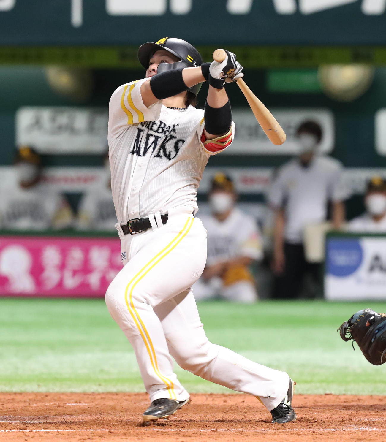 ソフトバンク対ロッテ　4回裏ソフトバンク2死一、二塁、甲斐は左越え3点本塁打を放つ（撮影・屋方直哉）
